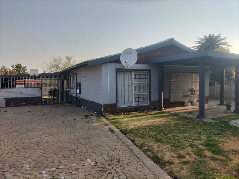 5 Bedroom Property for Sale in Uitsig Free State